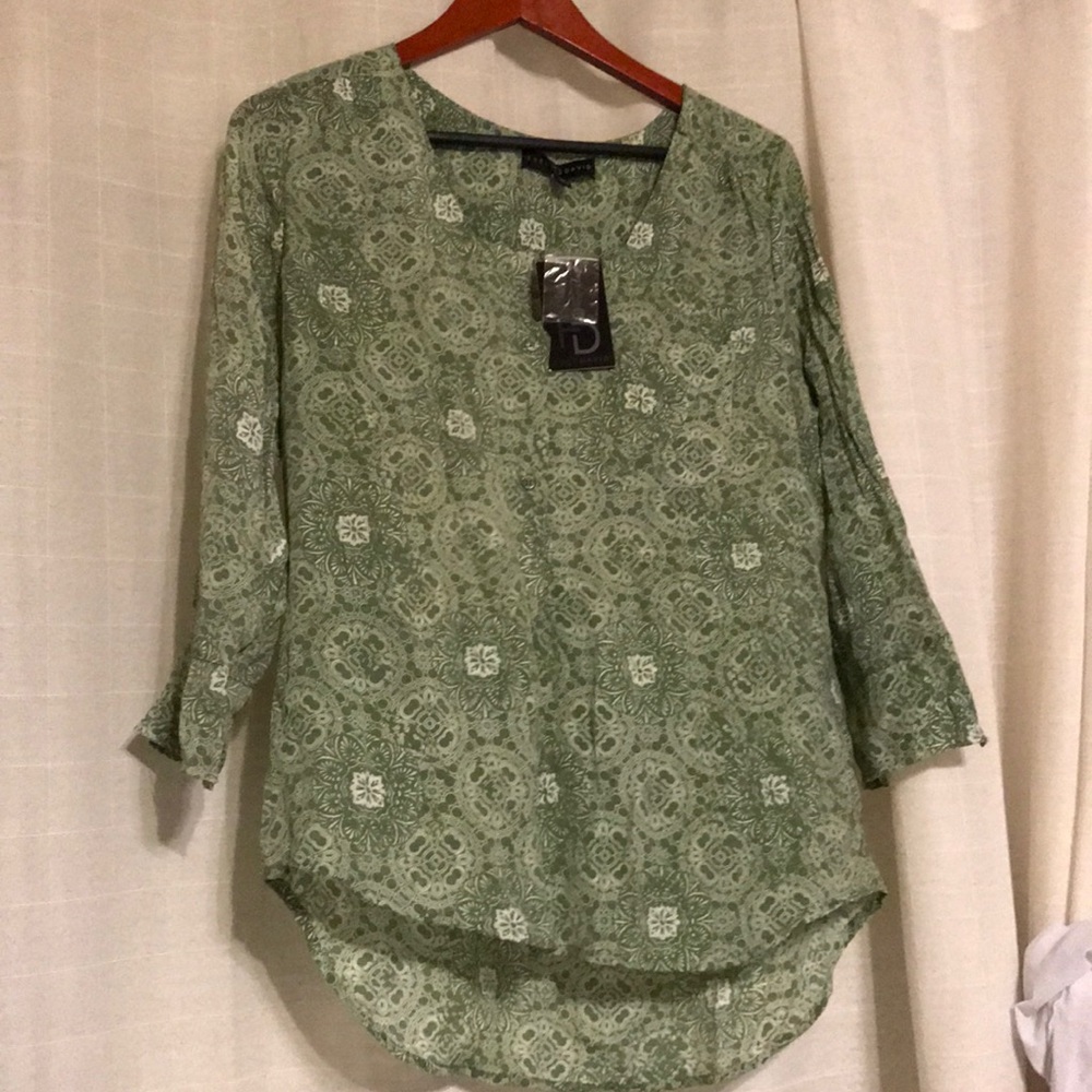 NWT (med) women’s casual top🌺